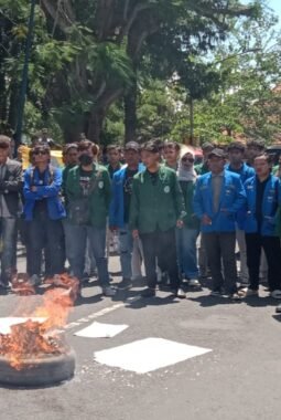 Mahasiswa Geruduk Dewan, Desak KPK Bongkar Tuntas Korupsi Bupati