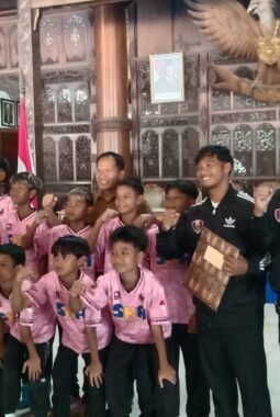 Target Juara Umum, Plt Bupati Lepas Tim U-10 dan U-12 ke Festival Piala Presiden Tingkat Jatim