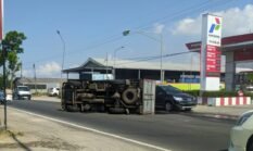 Truk Oleng Saat Salip Kendaraan di Gondang, Sopir Dilarikan ke RSUD Dr. Iskak