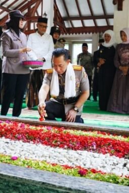 Kapolri Ziarah ke Makam Gus Dur di Jombang, Kenang Tokoh Reformasi dan Pluralisme