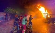 Truk Muatan Getah Pinus Terbakar di Jalan Raya Jeli, Kerugian Ditaksir Rp225 Juta